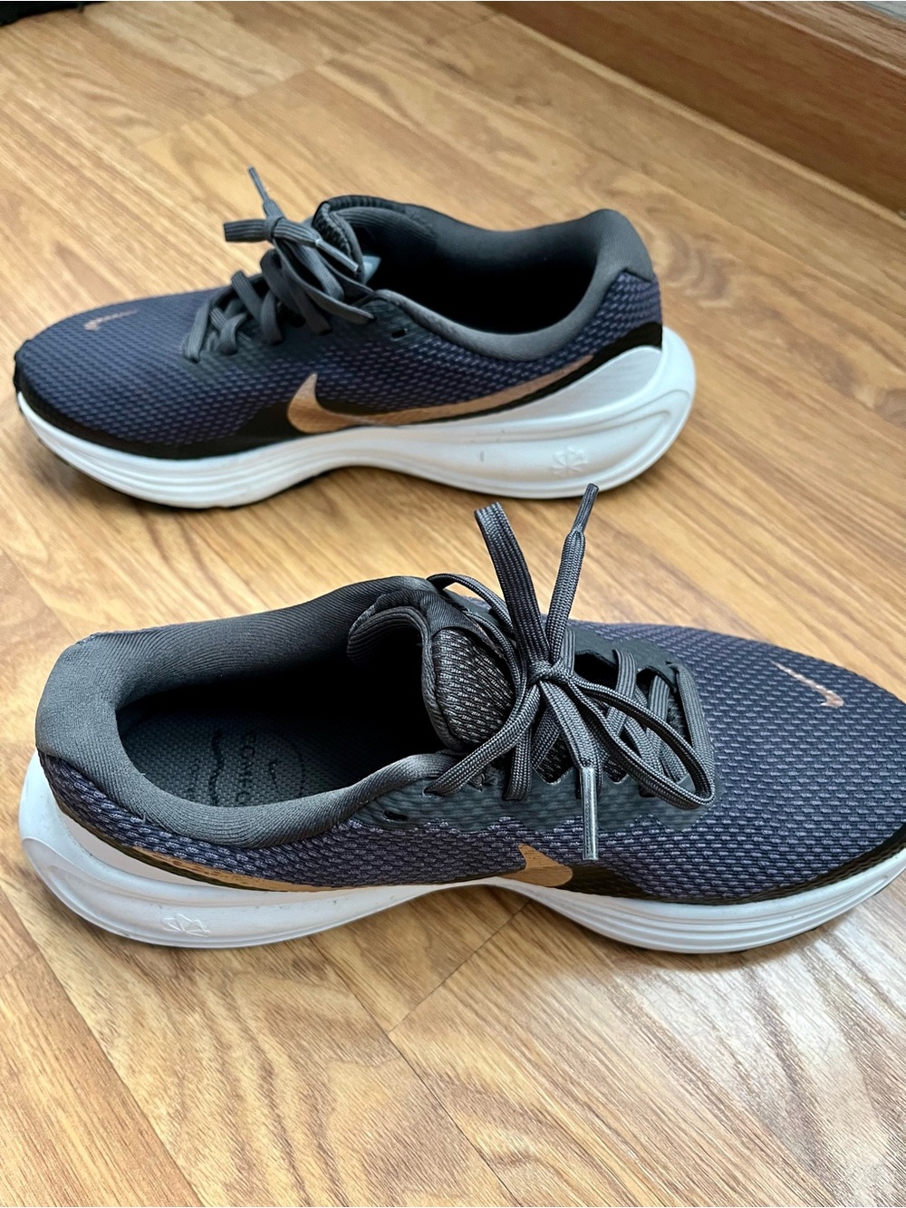 Nike Womens Running Shoes - Revolution 8 - size 7.5 - Picture 6 of 6
